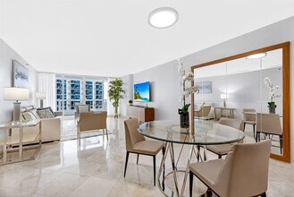 1717 N Bayshore Dr in Miami, FL - Building Photo - Building Photo