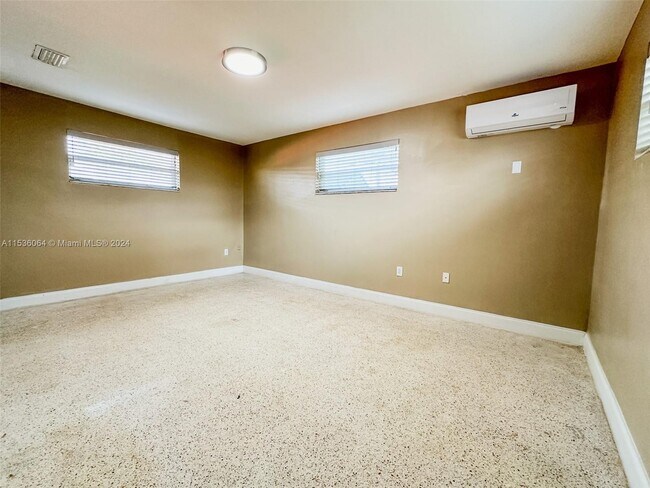 2815 NW 88th St, Unit 3 in Miami, FL - Building Photo - Building Photo