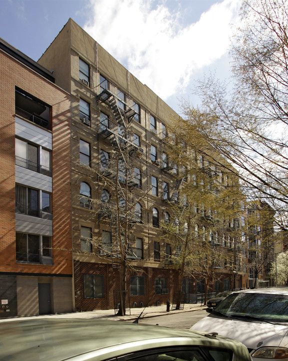 627 E ninth St in New York, NY - Building Photo