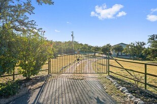 414 Gregg Dr in Spicewood, TX - Building Photo