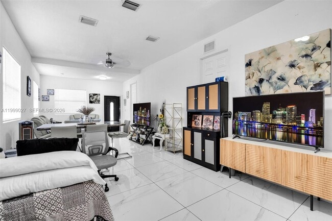 3166 NW 102nd St in Miami, FL - Foto de edificio - Building Photo