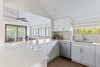 294 Wilmot Rd in Ocean Beach, NY - Building Photo - Building Photo