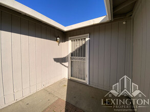 10255 Ellenwood Ave in Sacramento, CA - Building Photo - Building Photo