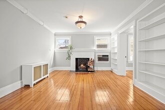 32 Sherwood Pl in Greenwich, CT - Building Photo - Building Photo