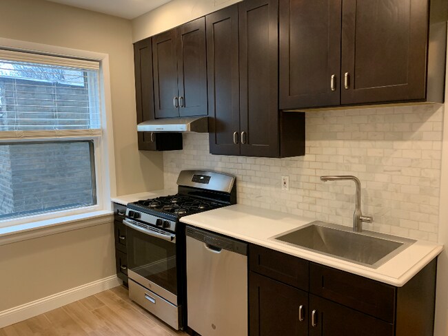 2046 W Farragut Ave in Chicago, IL - Building Photo - Building Photo