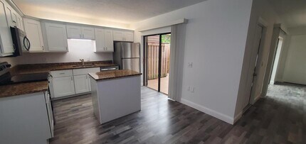 704 7th Ln in Palm Beach Gardens, FL - Building Photo - Building Photo