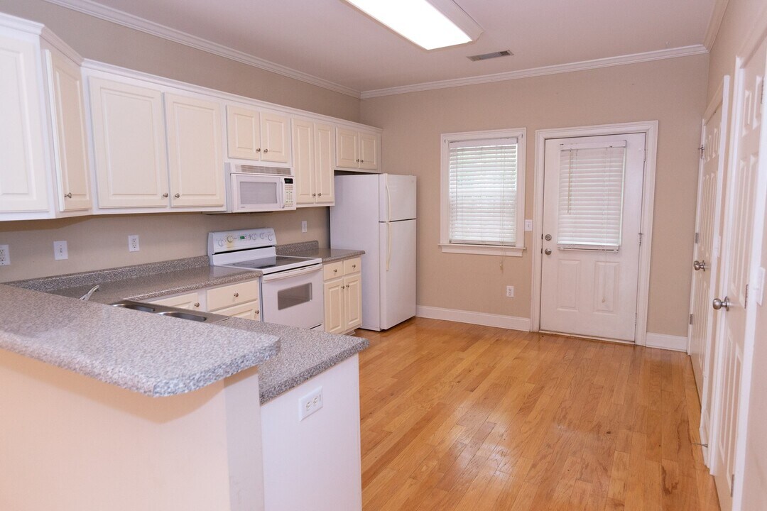 460 Barnett Shoals Rd in Athens, GA - Building Photo