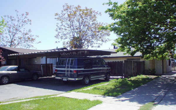 692 Angelus St in Turlock, CA - Foto de edificio - Building Photo