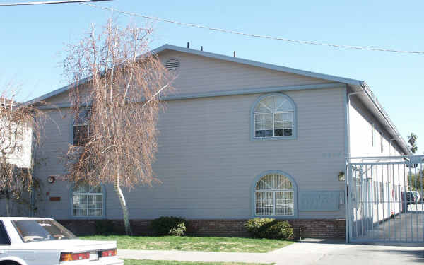 6616 Sylmar Ave in Van Nuys, CA - Foto de edificio - Building Photo