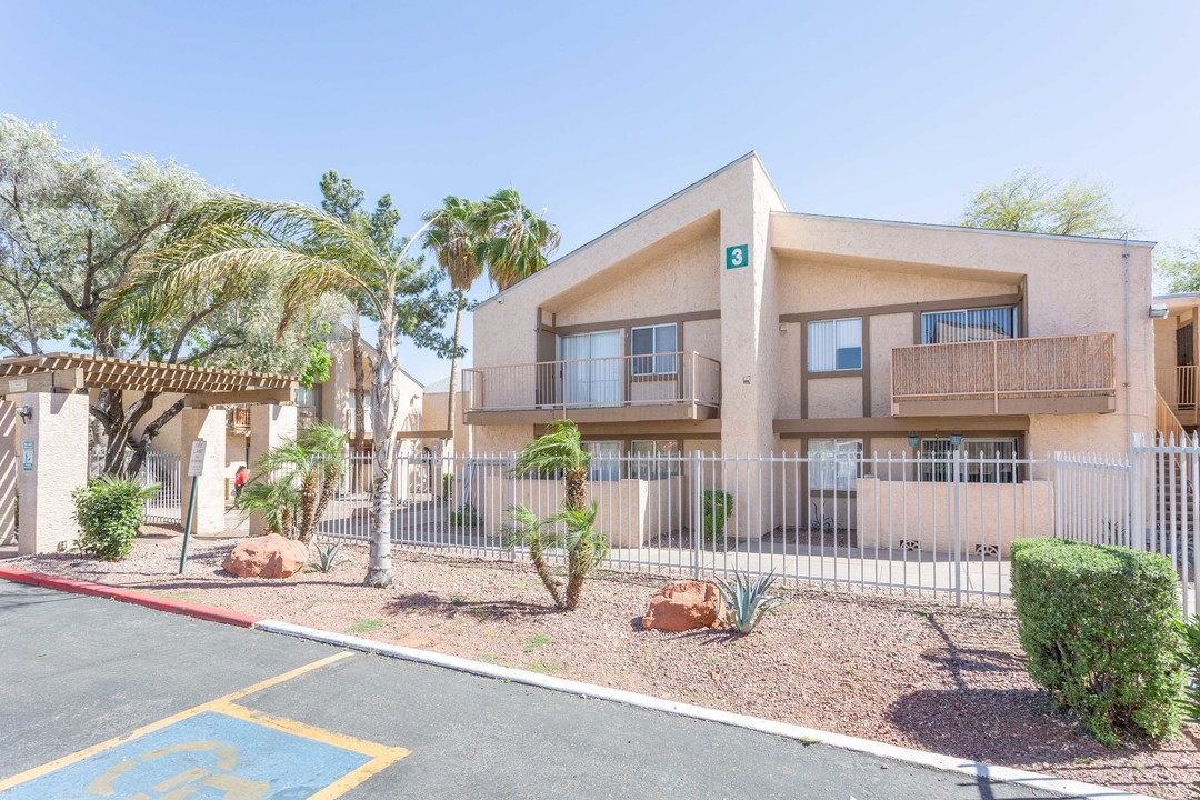 Phoenician Palms in Phoenix, AZ - Building Photo