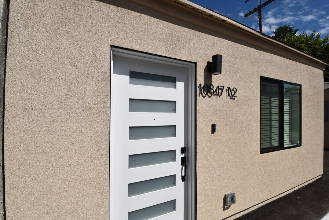 10839 Moorpark St in Los Angeles, CA - Building Photo