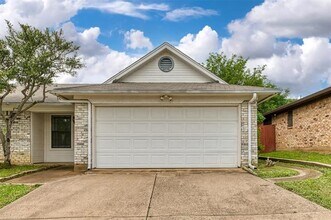 6433 Westridge Dr in Watauga, TX - Foto de edificio - Building Photo