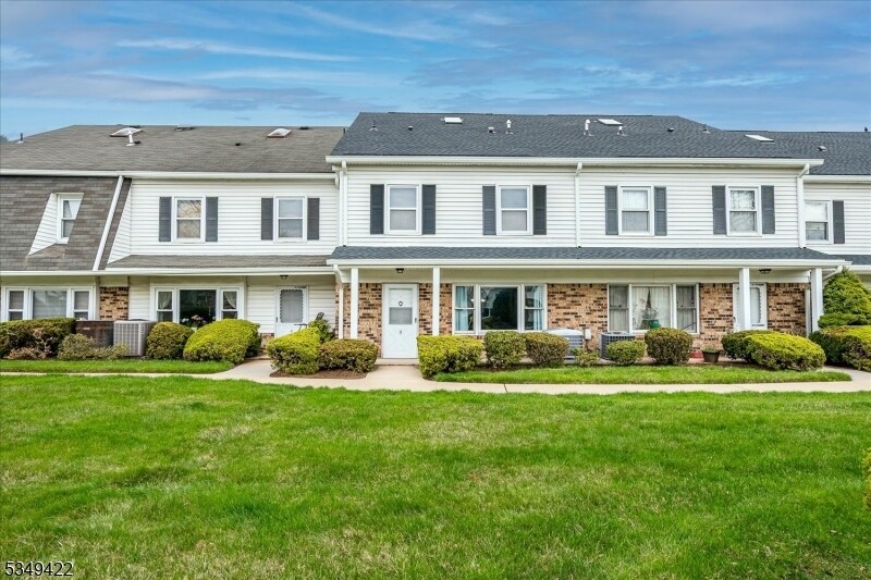 9 Yarmouth Ct in Scotch Plains, NJ - Building Photo
