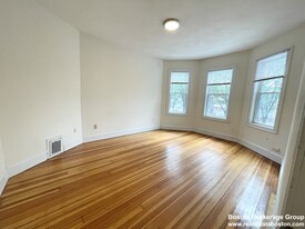 33 Edison Grn, Unit 2 in Boston, MA - Building Photo - Building Photo