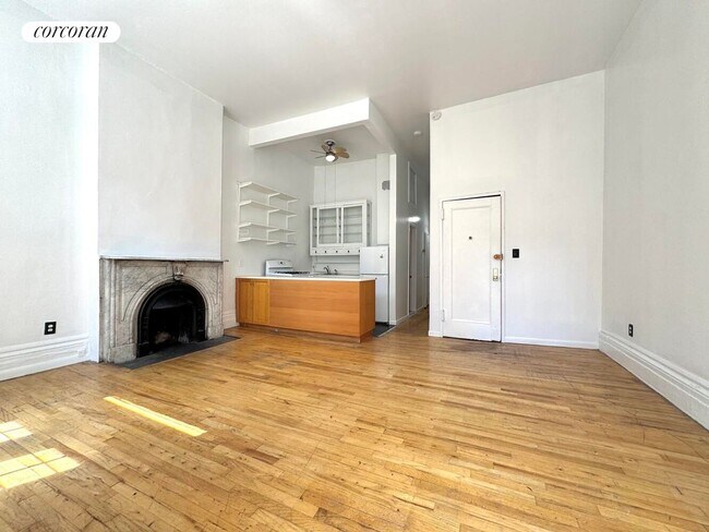 354 W 30th St in New York, NY - Building Photo - Building Photo