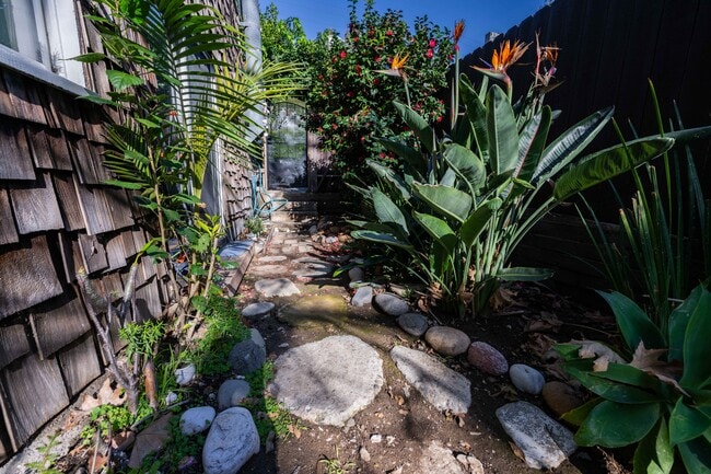 3927 Las Flores Canyon Rd, Unit 3 in Malibu, CA - Foto de edificio - Building Photo