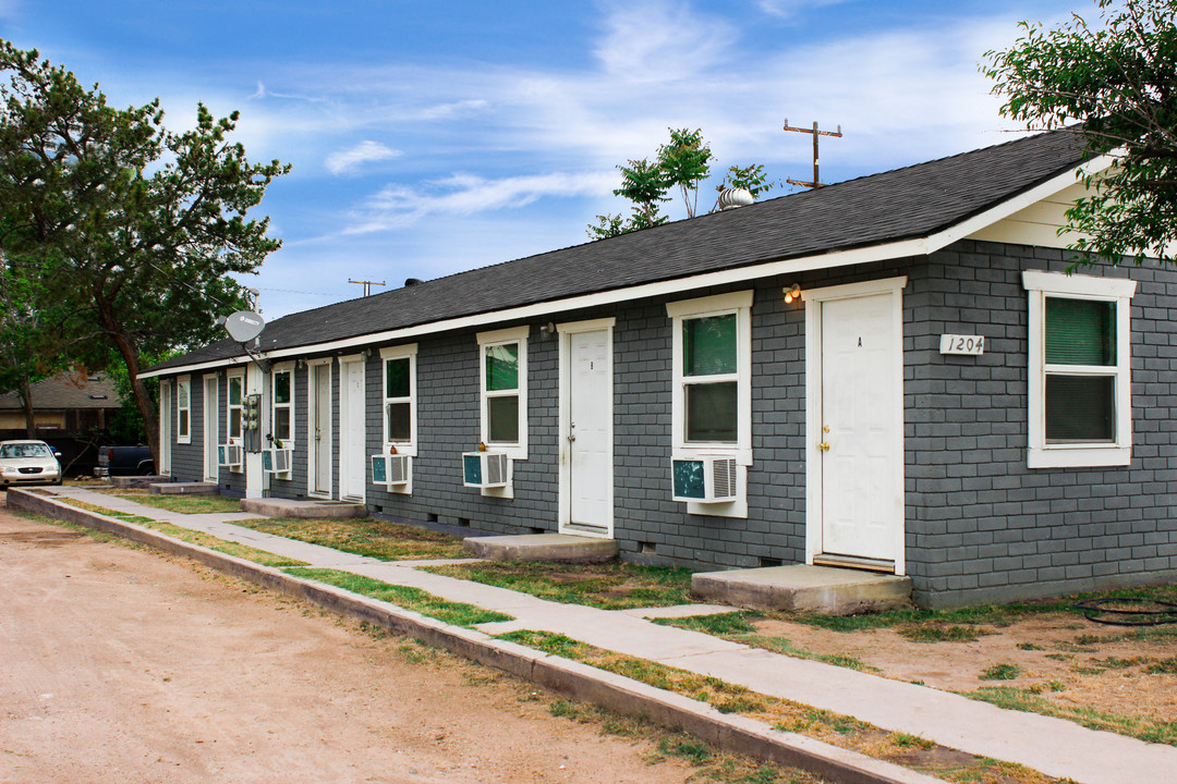 1204 West Dr in Bakersfield, CA - Building Photo