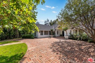 797 Amalfi Dr, Unit 2 Bedroom 0211 in Los Angeles, CA - Building Photo