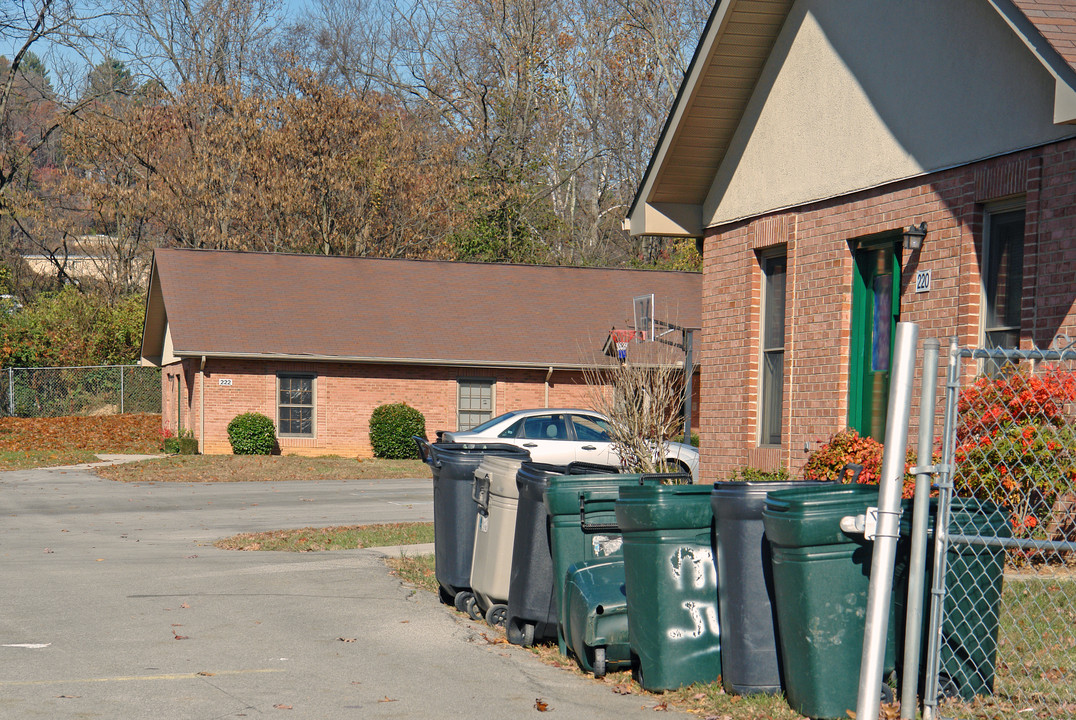 220-222 Templeton Rd Ne in Knoxville, TN - Foto de edificio