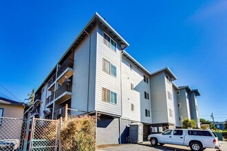 High Street Apartments in Oakland, CA - Building Photo - Building Photo