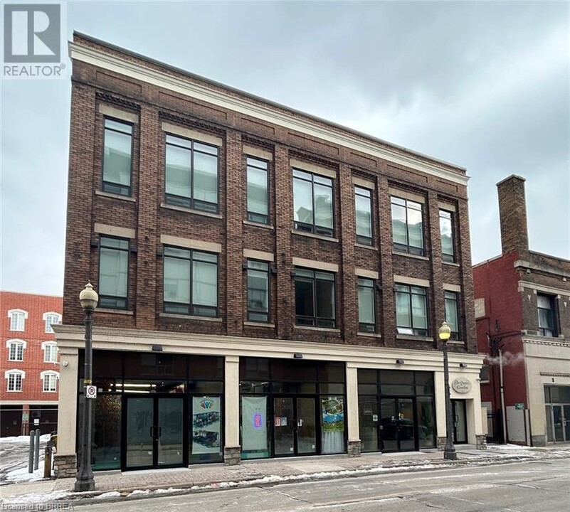 11 Queen St in Brantford, ON - Building Photo