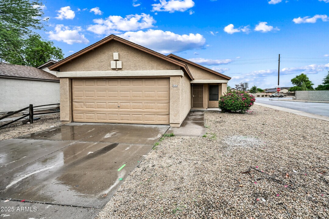 8606 W College Dr in Phoenix, AZ - Building Photo