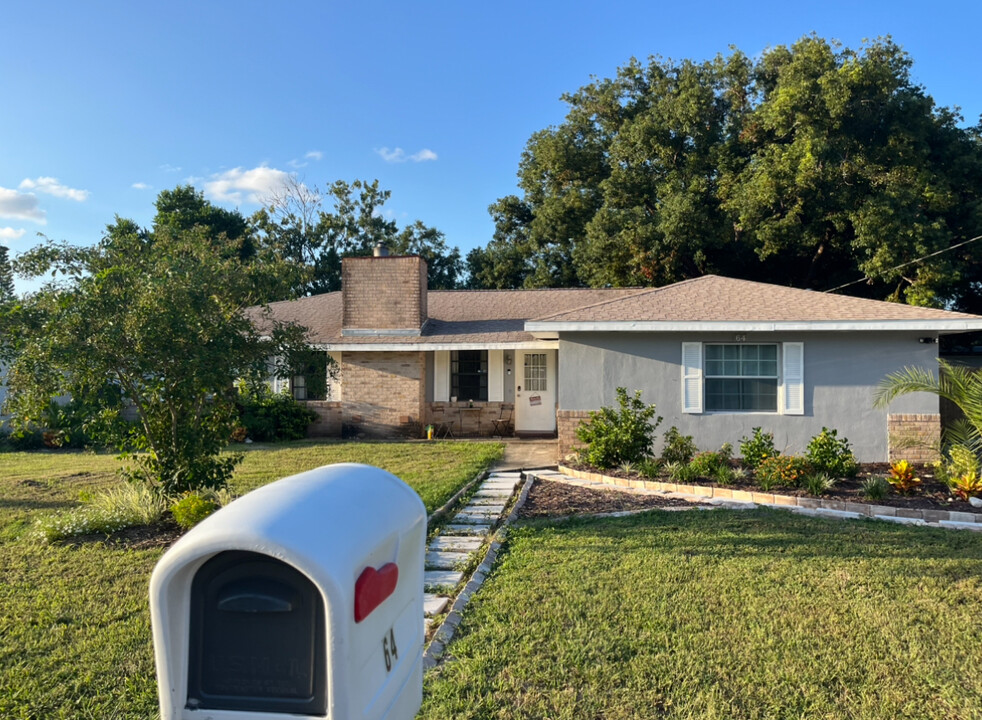 64 Magnolia Dr in Debary, FL - Foto de edificio