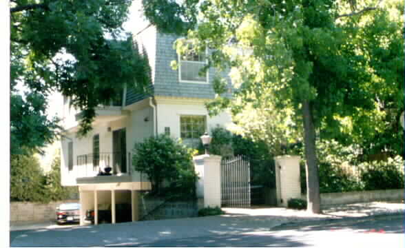 417 Oak Grove Ave in Menlo Park, CA - Foto de edificio - Building Photo