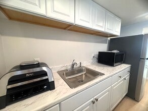 39 Cottage St, Unit 1 in Stoneham, MA - Foto de edificio - Building Photo