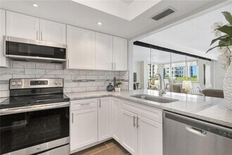 6295 Bahia Del Mar Cir in St. Petersburg, FL - Building Photo - Building Photo