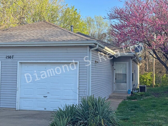 1507 W Rainey St in Ozark, MO - Foto de edificio - Building Photo