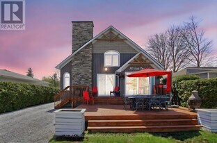 303 Lake Dr E in Georgina, ON - Building Photo