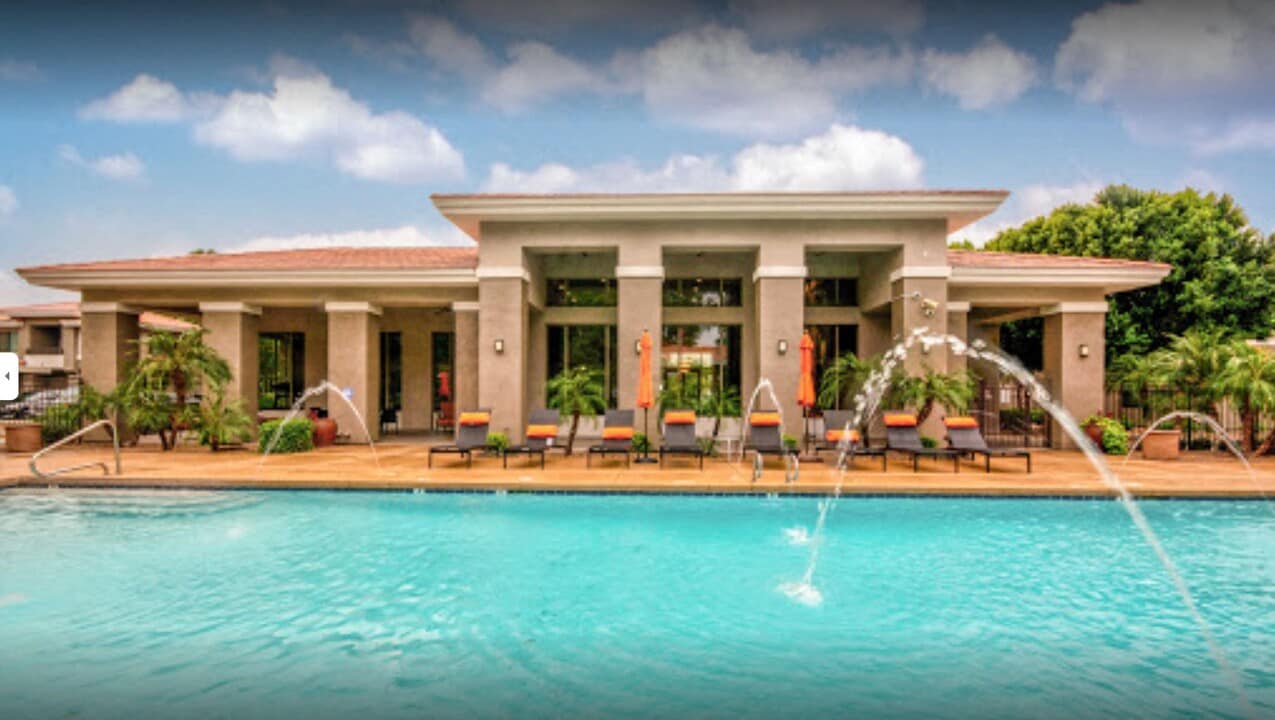 West Town Court in Phoenix, AZ - Building Photo