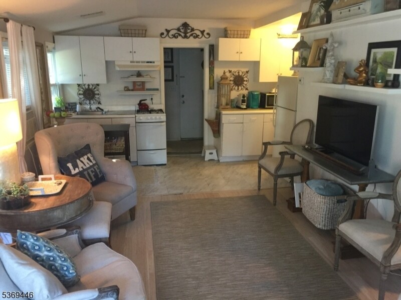 28 Mohawk Ave in Sparta, NJ - Building Photo