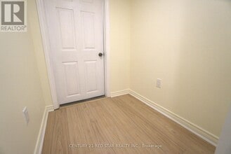 521 Yates Dr in Milton, ON - Building Photo - Building Photo