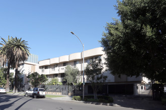 740 S Hobart Blvd in Los Angeles, CA - Foto de edificio - Building Photo