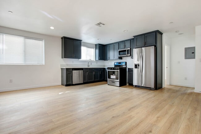 2437 Malabar St, Unit A in Los Angeles, CA - Building Photo - Building Photo