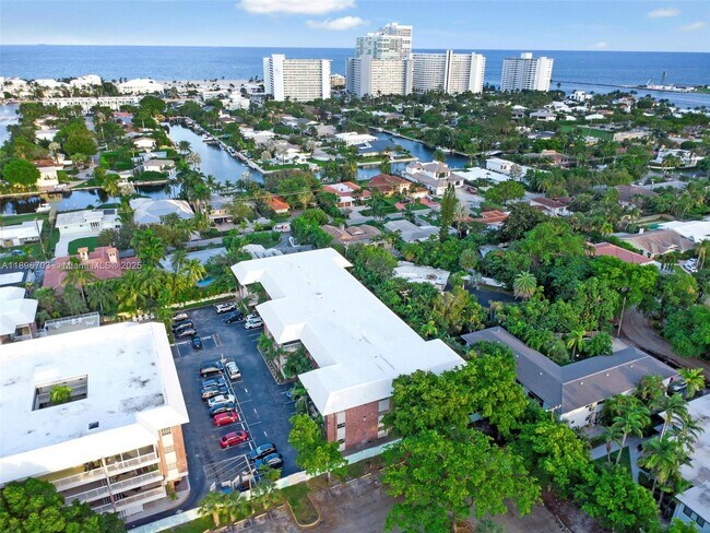 2424 SE 17th St in Fort Lauderdale, FL - Foto de edificio - Building Photo
