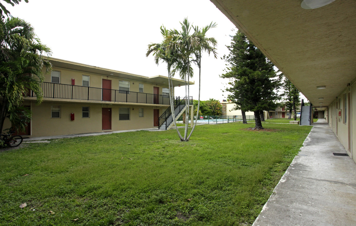 Athena Apartments in Miami, FL - Building Photo