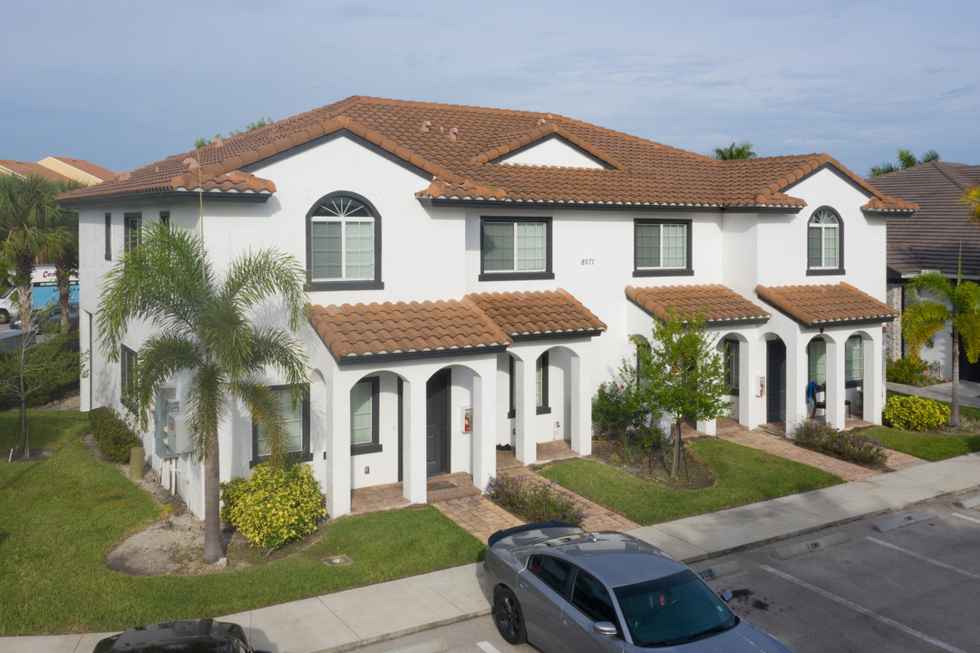 Amberton Luxury Townhomes in Naples, FL - Building Photo