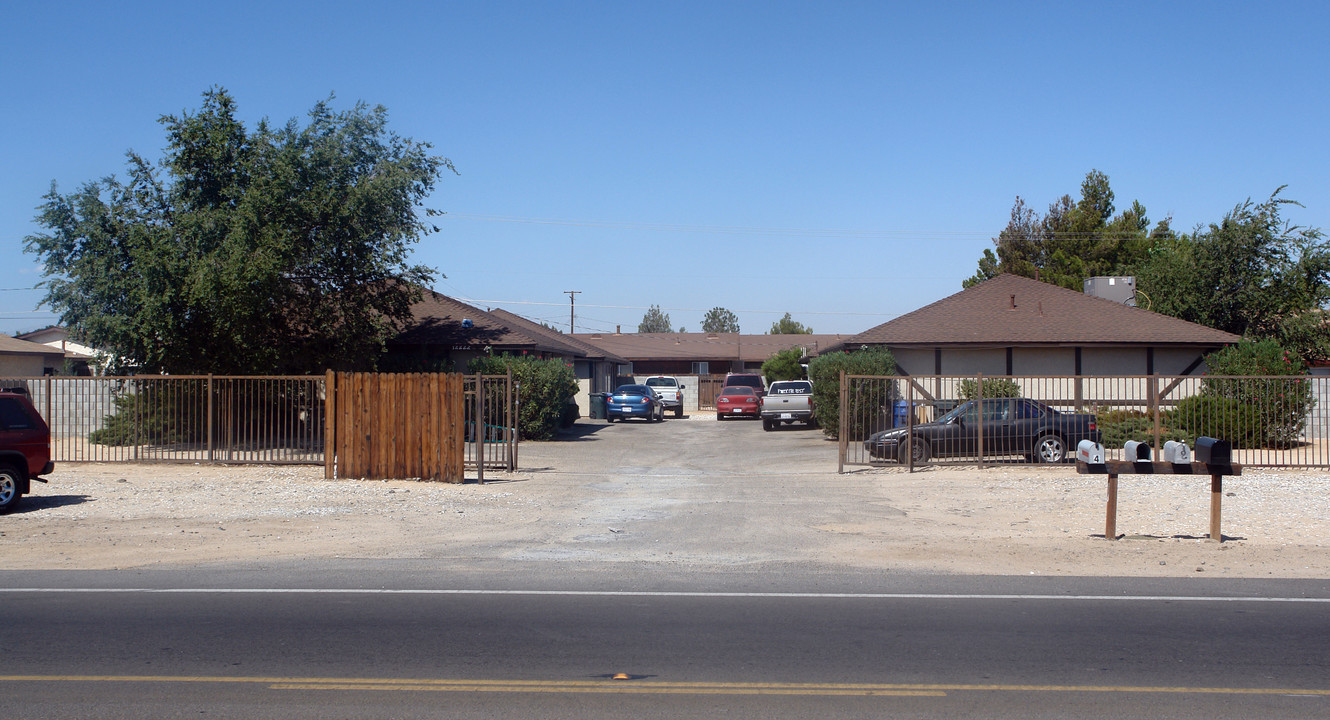 12222 Kiowa Rd in Apple Valley, CA - Building Photo