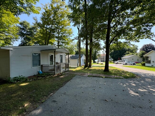 9R Lake Dr, Unit 9 Rear Lake Dr #6 in East Hampton, CT - Building Photo - Building Photo