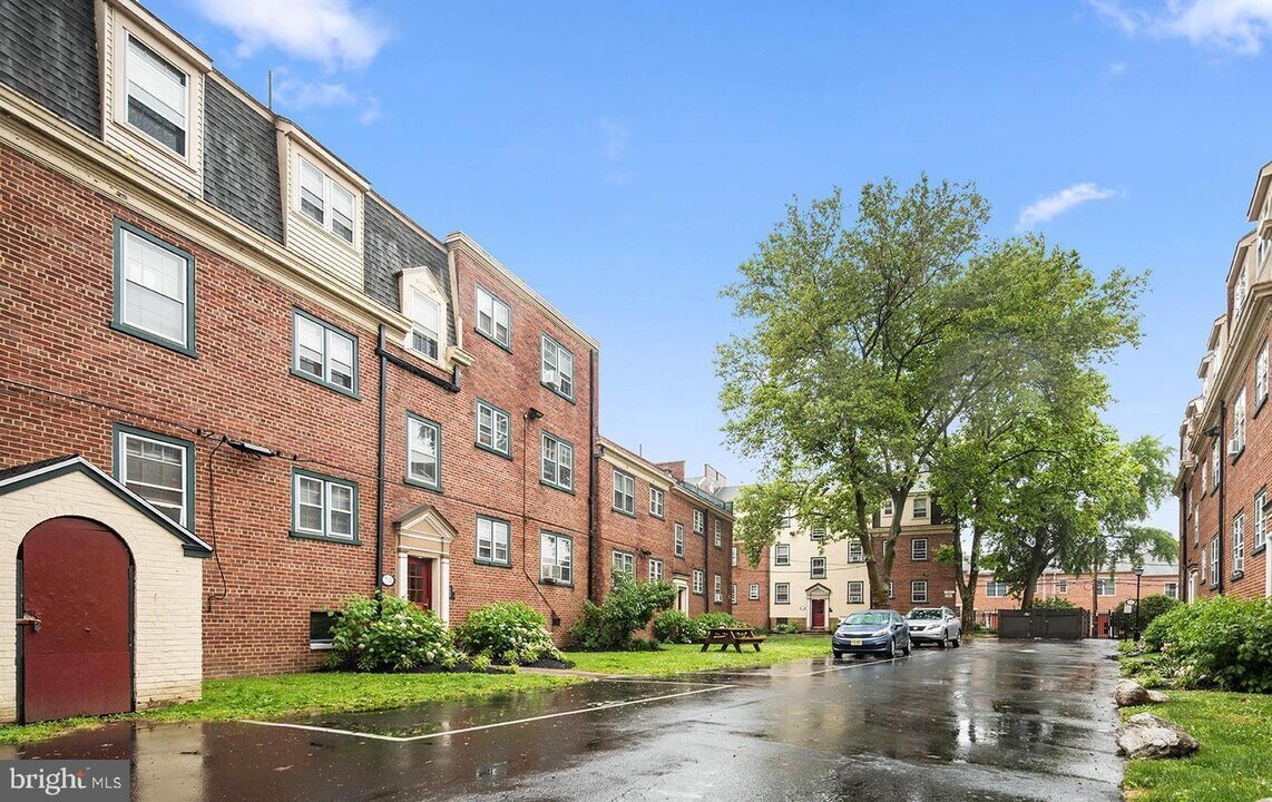 732 Melon Terrace-Unit -UNIT B in Philadelphia, PA - Building Photo