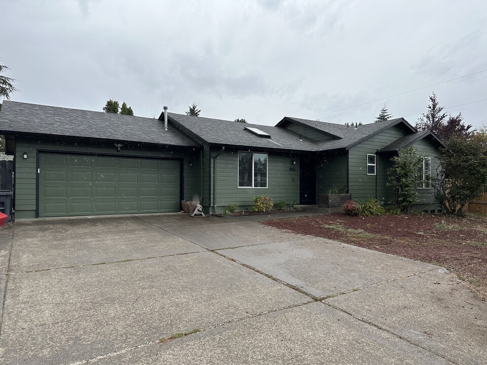 842 Lockhaven Dr N in Keizer, OR - Foto de edificio