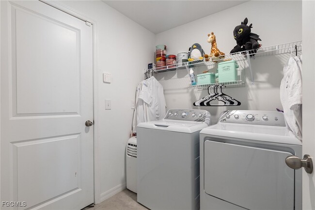 3856 Treasure Oak Wy in Ft. Myers, FL - Foto de edificio - Building Photo