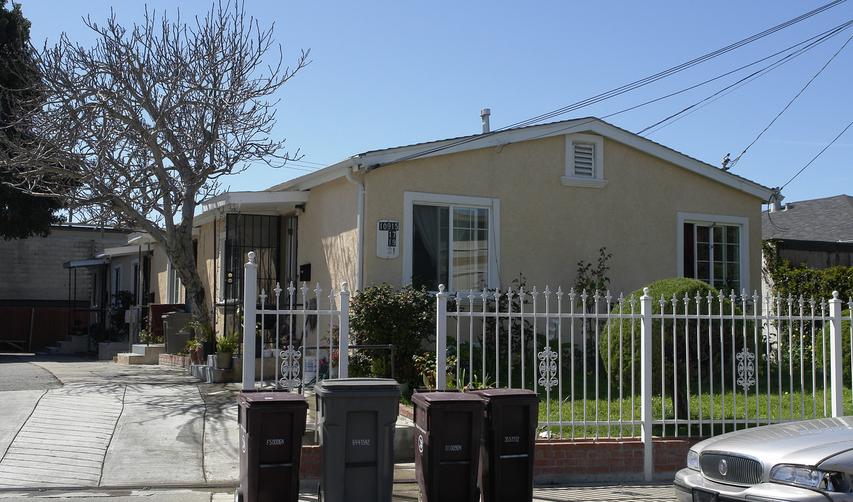 10915-10921 Apricot St in Oakland, CA - Building Photo