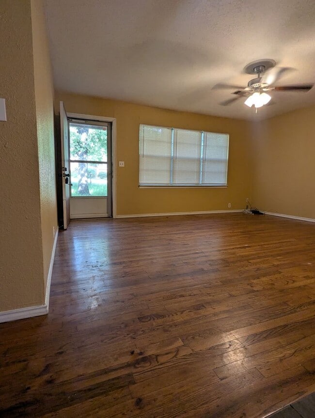912 Red Bud Dr in Azle, TX - Building Photo - Building Photo