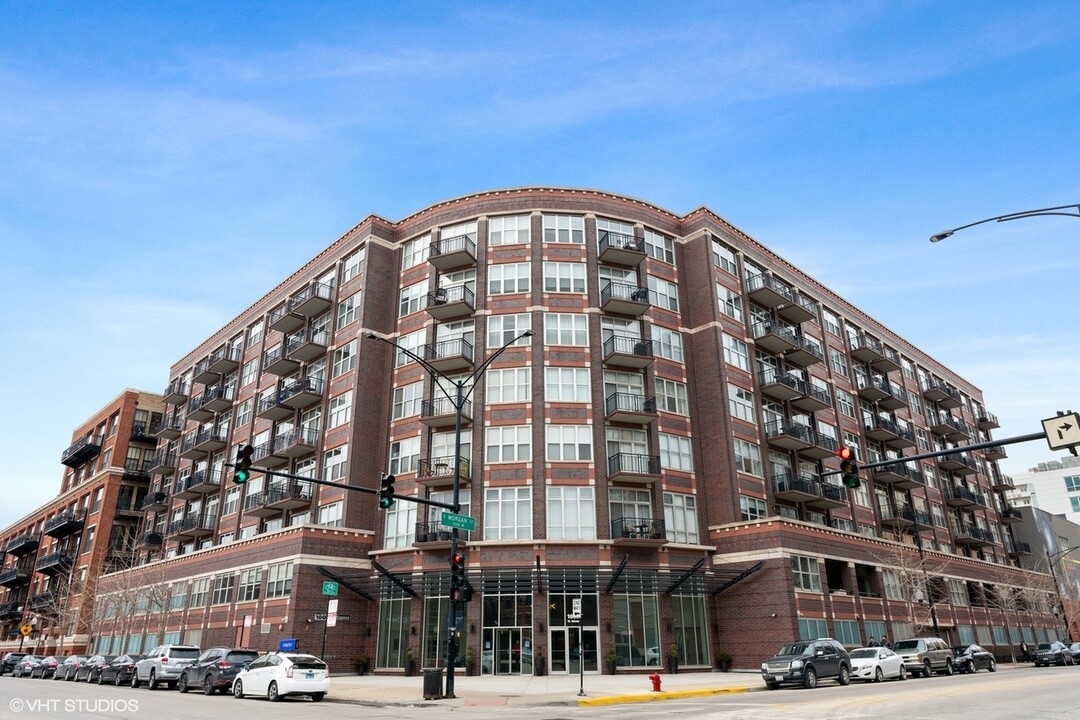 1000 W Adams St, Unit 421 in Chicago, IL - Building Photo