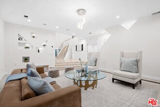 1121 Roberto Ln in Los Angeles, CA - Foto de edificio - Building Photo