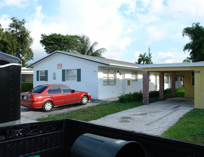 211 SW 22nd St in Fort Lauderdale, FL - Foto de edificio - Building Photo